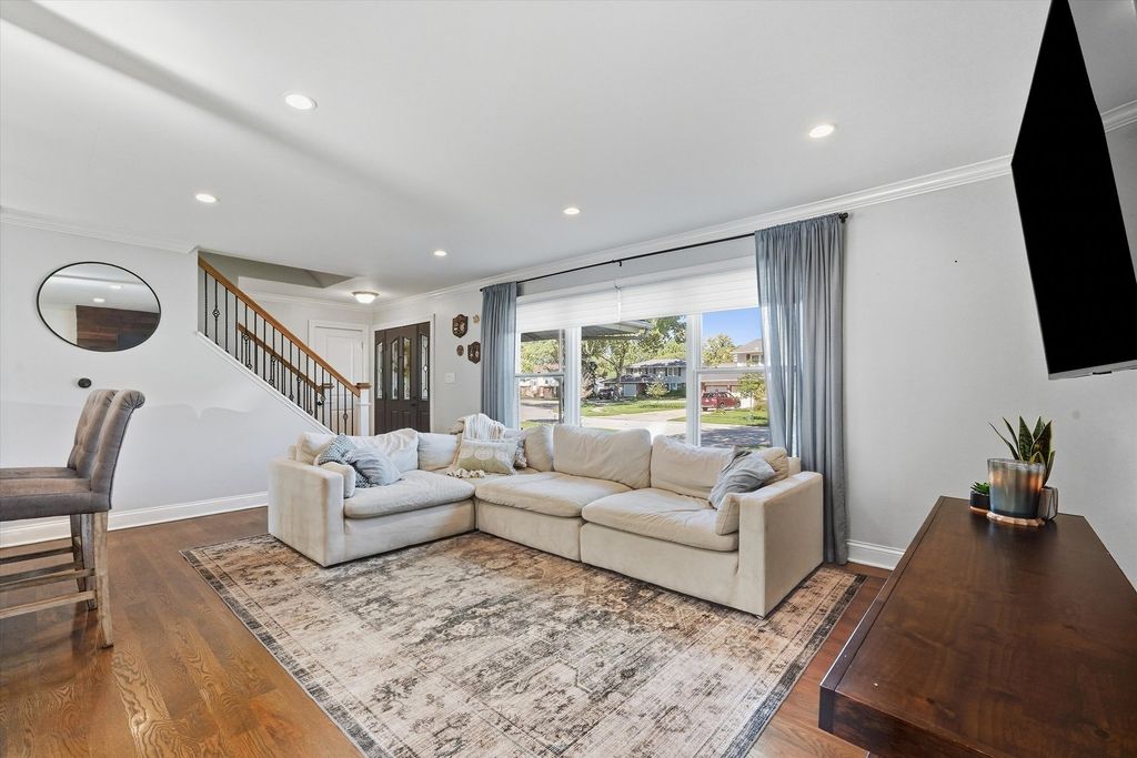 748 Milbeck Court, Elk Grove Village, IL 60007 — photo 2