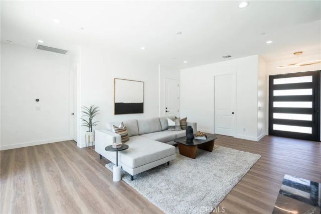 738 California Avenue, Simi Valley, CA 93065