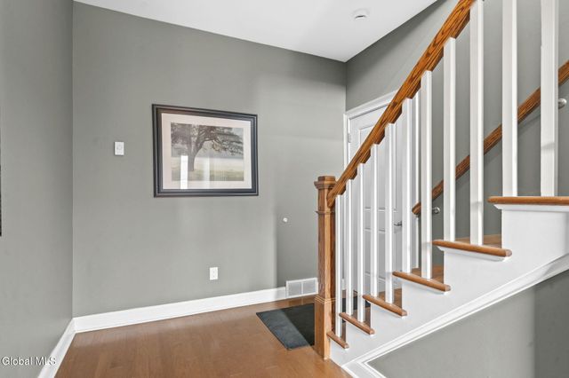 214 Lois Lane, Niskayuna, NY 12304