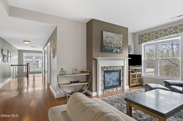 214 Lois Lane, Niskayuna, NY 12304
