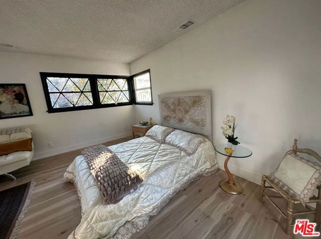 19557 UNIT A Calvert Street, Tarzana, CA 91335