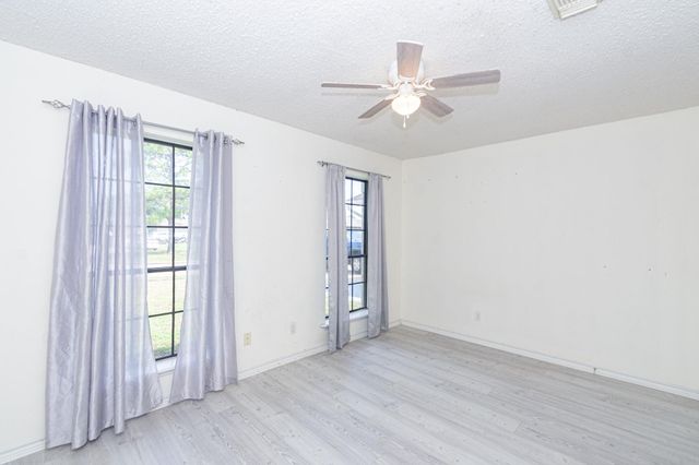 101 Trail Ride Road, Angleton, TX 77515