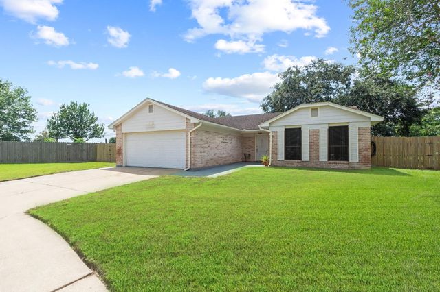 101 Trail Ride Road, Angleton, TX 77515