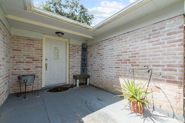 101 Trail Ride Road, Angleton, TX 77515