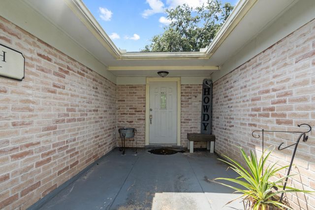 101 Trail Ride Road, Angleton, TX 77515