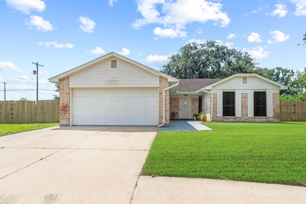 101 Trail Ride Road, Angleton, TX 77515