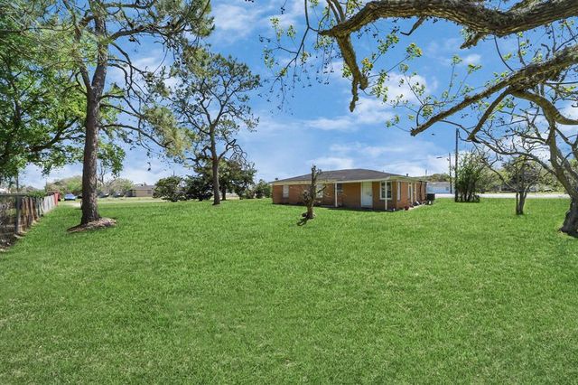 6204 Highway 6, Hitchcock, TX 77563
