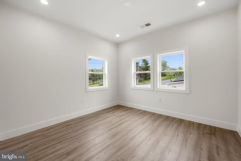 Image 16 of property listing at 15001 DARNESTOWN RD, Germantown, MD 20874
