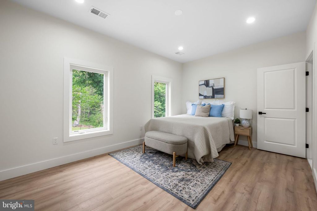 Image 17 of property listing at 15001 DARNESTOWN RD, Germantown, MD 20874