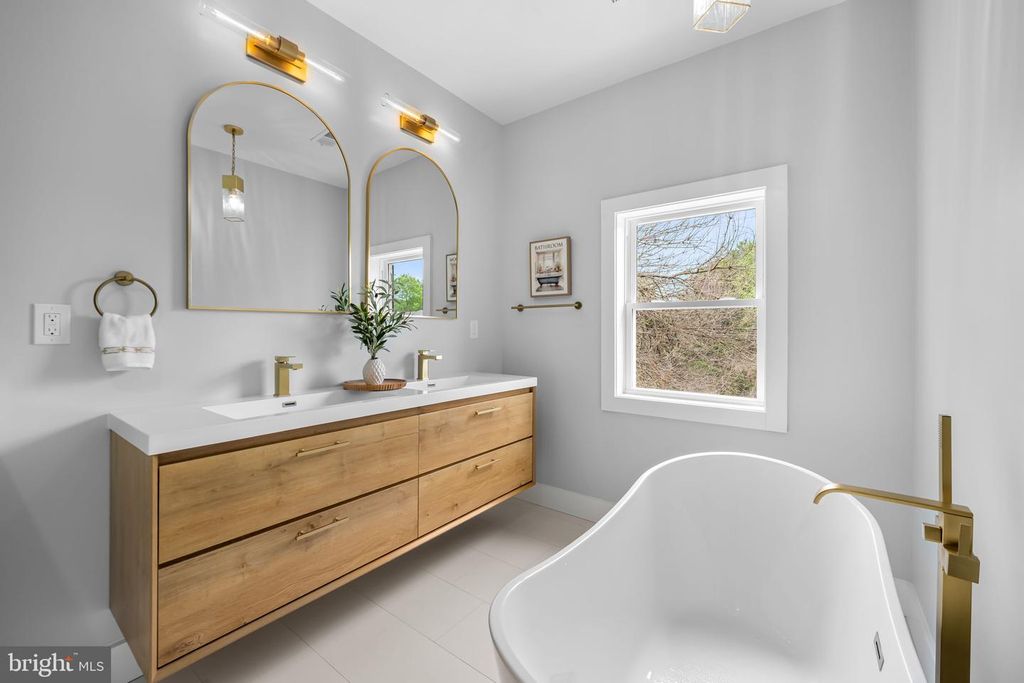 Image 19 of property listing at 15001 DARNESTOWN RD, Germantown, MD 20874