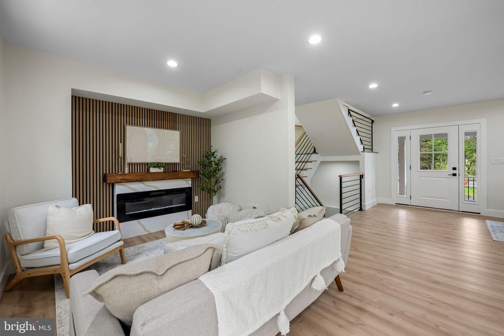 Image 9 of property listing at 15001 DARNESTOWN RD, Germantown, MD 20874
