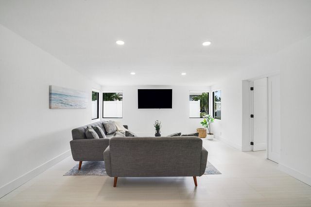 1333 SE 8th Street, Deerfield Beach, FL 33441