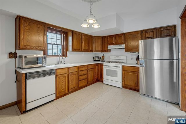 611 5th Avenue, Lyndhurst, NJ 07071