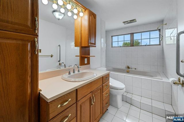 611 5th Avenue, Lyndhurst, NJ 07071