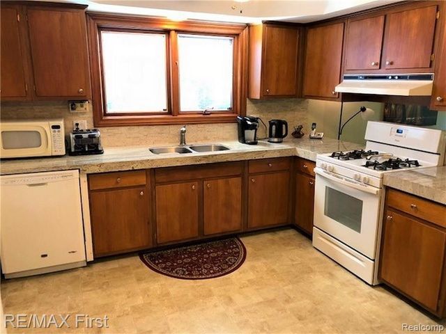 4805 BATES Drive, Warren, MI 48092