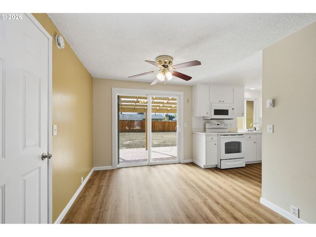 2690 CARBONA St, Eugene, OR 97404