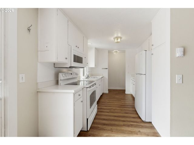 2690 CARBONA St, Eugene, OR 97404