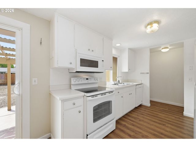 2690 CARBONA St, Eugene, OR 97404