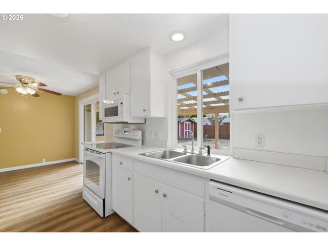 2690 CARBONA St, Eugene, OR 97404