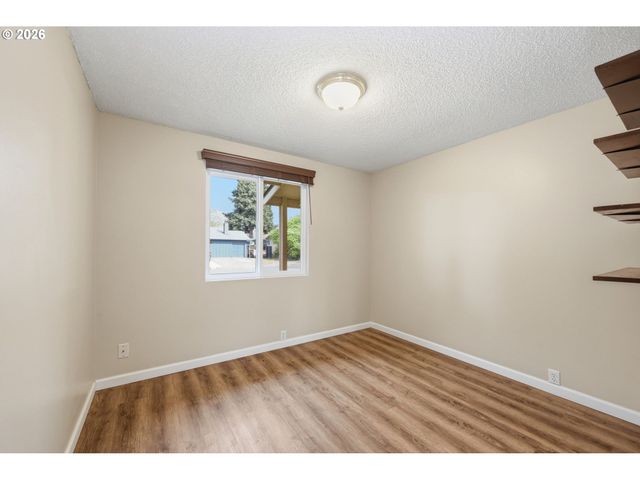 2690 CARBONA St, Eugene, OR 97404