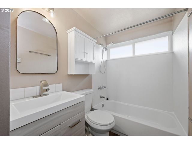 2690 CARBONA St, Eugene, OR 97404