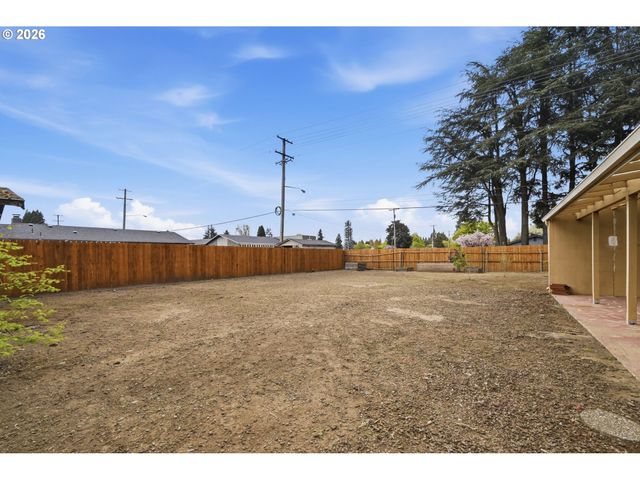 2690 CARBONA St, Eugene, OR 97404