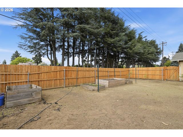 2690 CARBONA St, Eugene, OR 97404