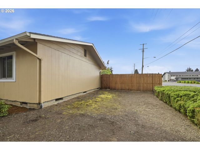 2690 CARBONA St, Eugene, OR 97404