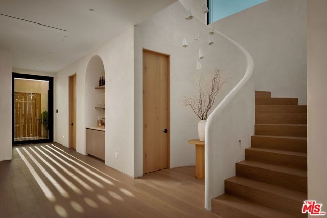 812 N Genesee Avenue, Los Angeles, CA 90046