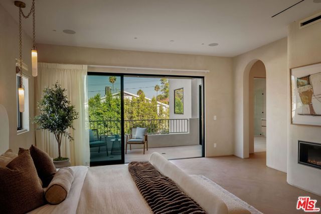 812 N Genesee Avenue, Los Angeles, CA 90046