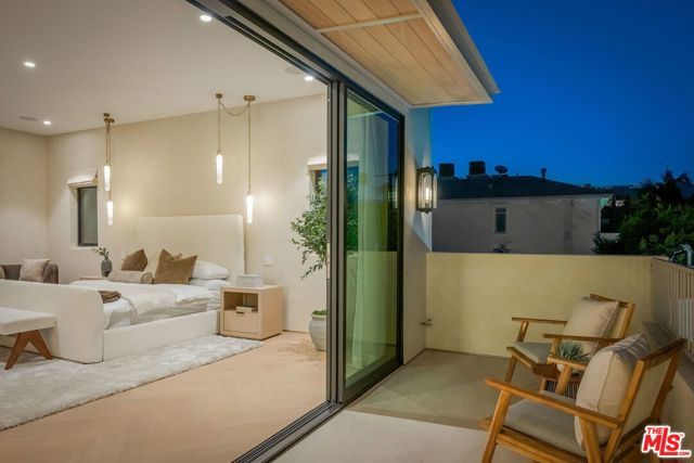 812 N Genesee Avenue, Los Angeles, CA 90046