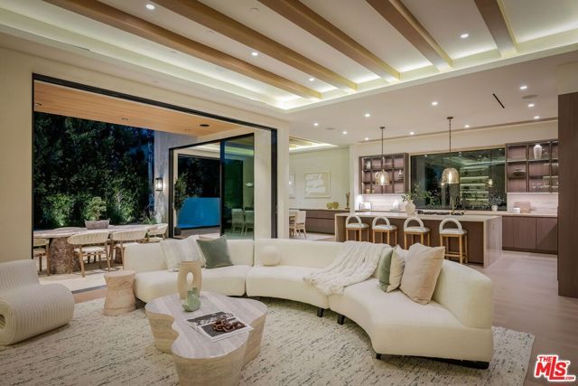 812 N Genesee Avenue, Los Angeles, CA 90046