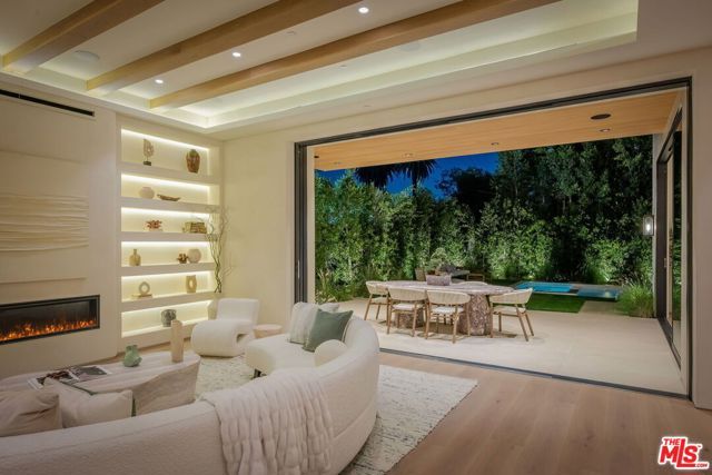 812 N Genesee Avenue, Los Angeles, CA 90046