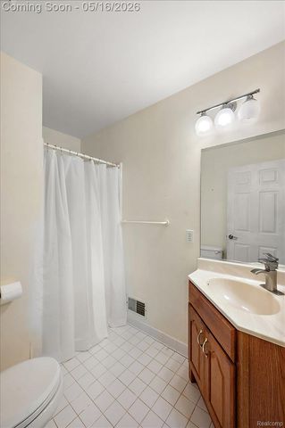 15948 Venice Avenue, Clinton Charter Township, MI 48035