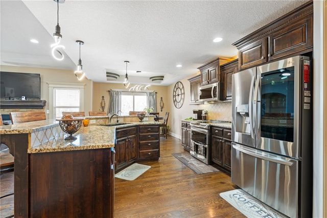 483 S 137th Place, Bonner Springs, KS 66012