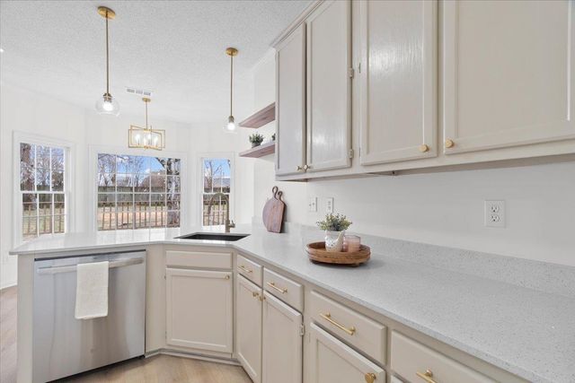 8561 OVERCUP OAKS DR, Cordova, TN 38018