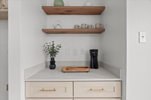 8561 OVERCUP OAKS DR, Cordova, TN 38018