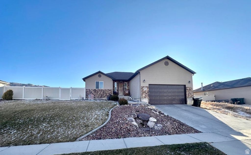 2126 E RAVINE RD, Enoch, UT 84721