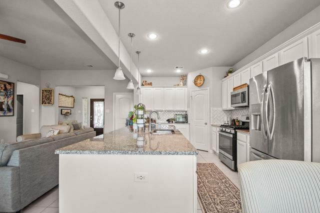 233 Twin Lakes Boulevard, West Columbia, TX 77486