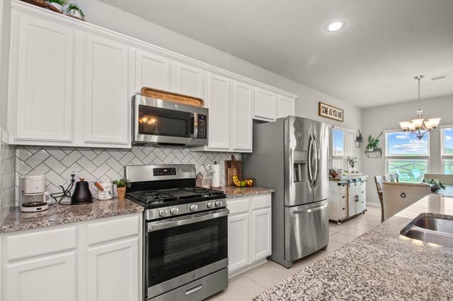 233 Twin Lakes Boulevard, West Columbia, TX 77486