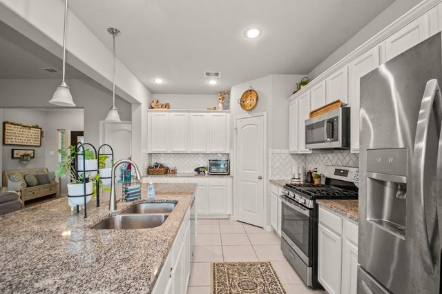 233 Twin Lakes Boulevard, West Columbia, TX 77486