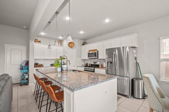 233 Twin Lakes Boulevard, West Columbia, TX 77486