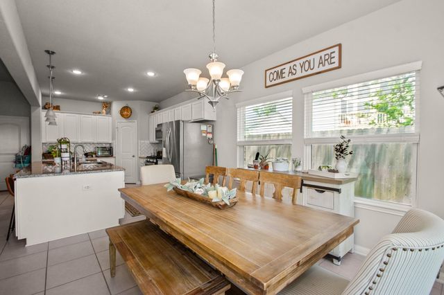 233 Twin Lakes Boulevard, West Columbia, TX 77486