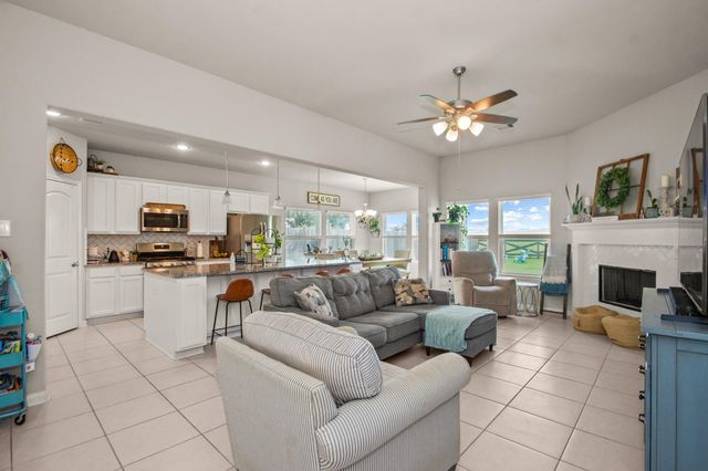233 Twin Lakes Boulevard, West Columbia, TX 77486