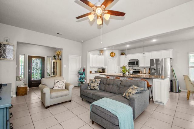 233 Twin Lakes Boulevard, West Columbia, TX 77486