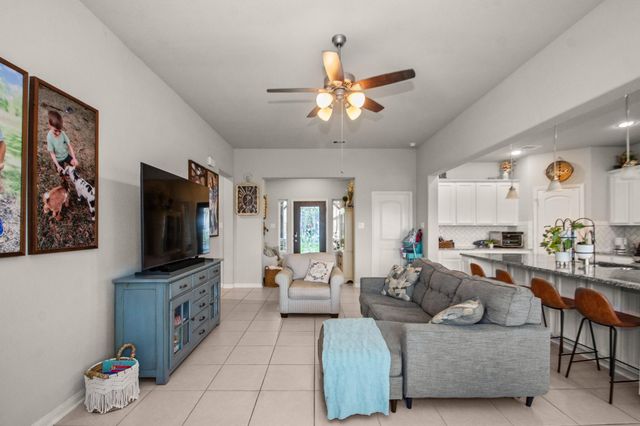 233 Twin Lakes Boulevard, West Columbia, TX 77486