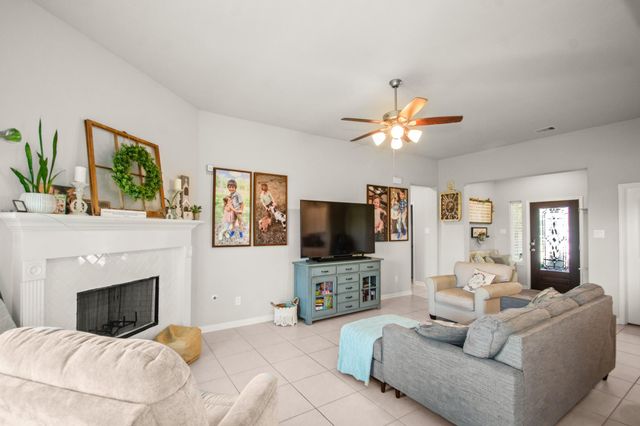 233 Twin Lakes Boulevard, West Columbia, TX 77486
