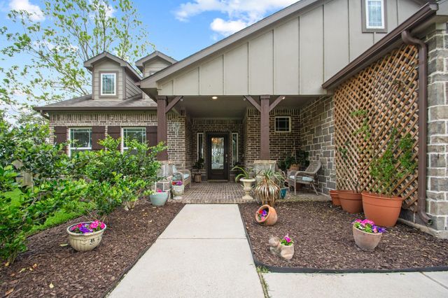 233 Twin Lakes Boulevard, West Columbia, TX 77486