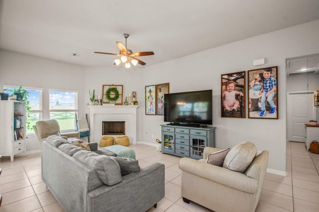 233 Twin Lakes Boulevard, West Columbia, TX 77486