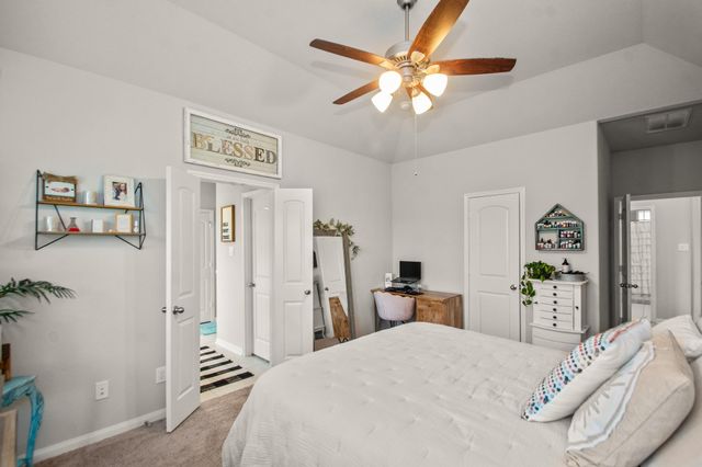233 Twin Lakes Boulevard, West Columbia, TX 77486